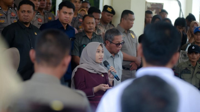 Anggota DPRD Gorontalo Utara dari Partai NasDem, Dheninda Chaerunnisa, menerima aspirasi massa aksi, Senin (13/10/2025). [Instagram @dinychaerunnisa_]